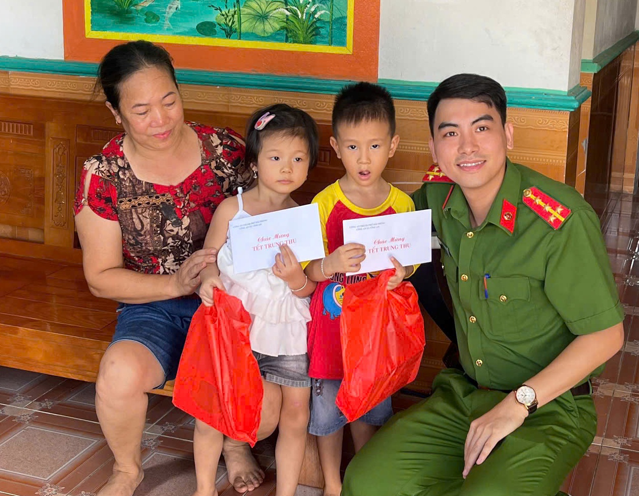 Ấm áp quà Tết Trung thu từ Công an xã Vĩnh Am